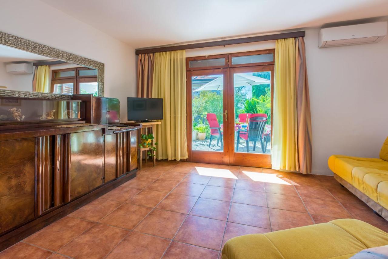 Apartments Loncaric Цриквеница Экстерьер фото