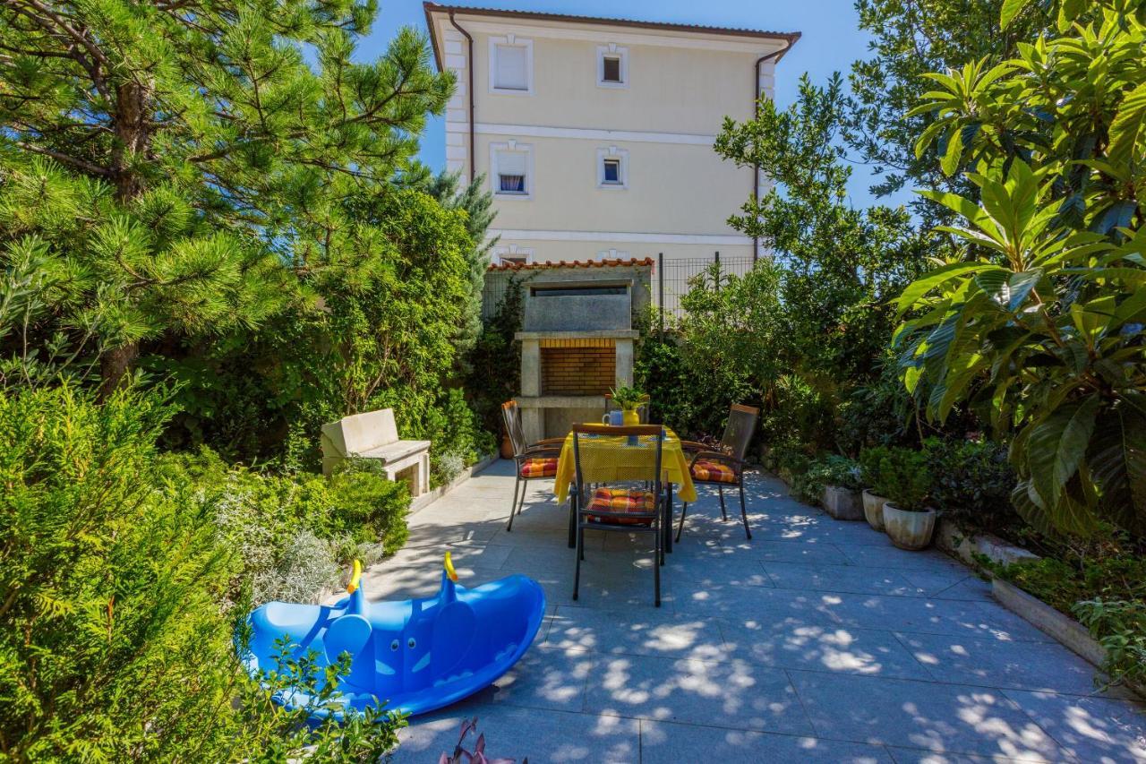 Apartments Loncaric Цриквеница Экстерьер фото